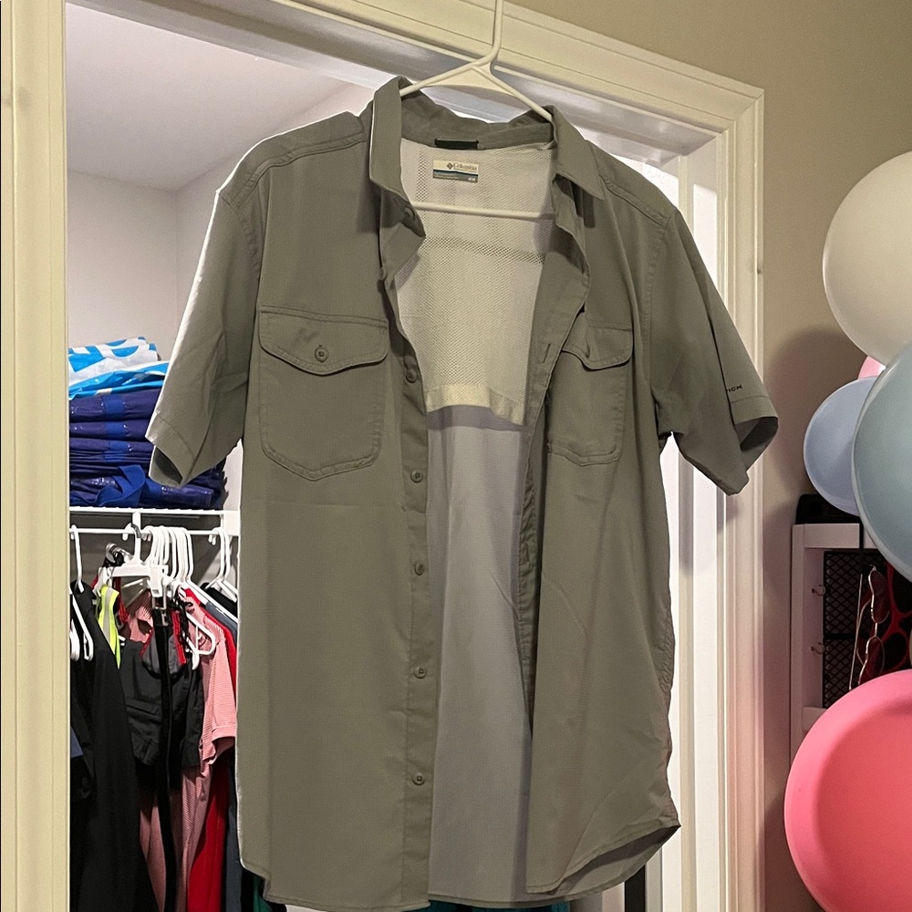 Columbia Men's Light Gray Casual Button Down Shirt